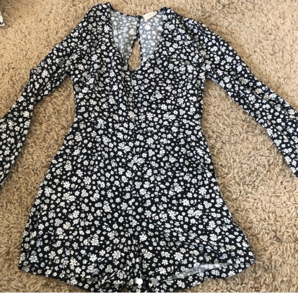 black and white flower jumper rlly cute
